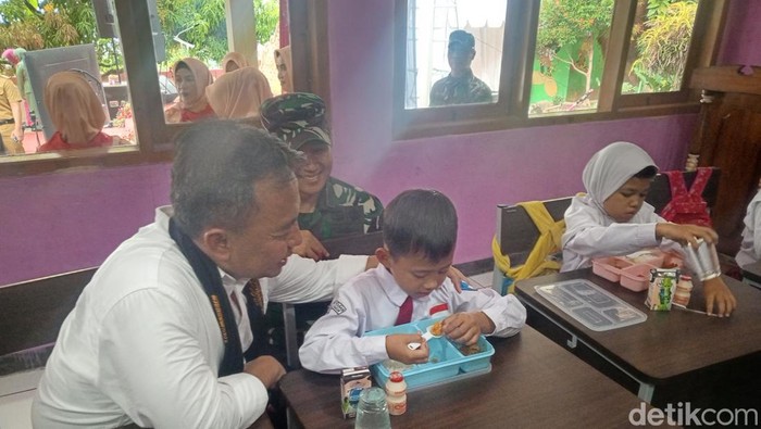 Sekda Jabar Herman Suryatman saat meninjau ujicoba makan siang bergizi di Sumedang