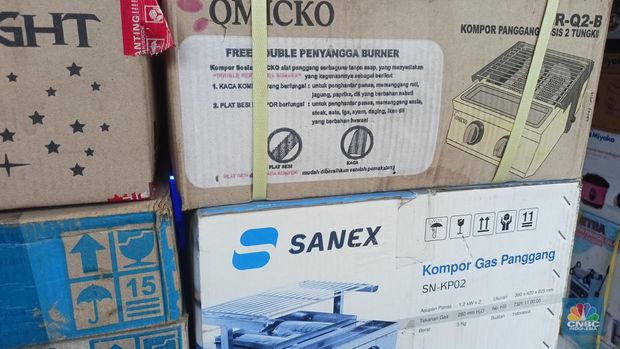 Seorang pedagang memperlihatkan kompor buatan China di toko Bangkit Pasar Ciputat, Selasa (10/9/2024). Seorang pedagang memperlihatkan kompor buatan China di toko Bangkit Pasar Ciputat, Selasa (10/9/2024). (CNBC Indonesia/Ferry Sandi)