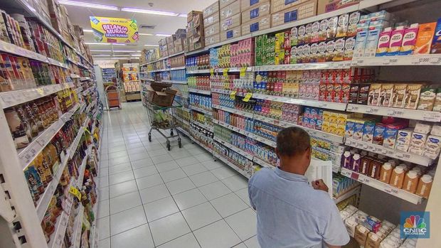 Seorang pengunjung berbelanja di salah satu pusat perbelanjaan di Jakarta, Selasa (10/9/2024). (CNBC Indonesia/Tri Susilo)