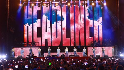 Foto-foto SEVENTEEN di Panggung Lollapalooza Berlin
