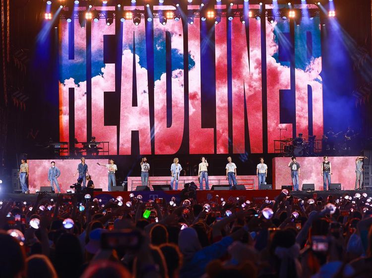 Foto-foto SEVENTEEN di Panggung Lollapalooza Berlin