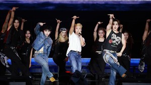 SEVENTEEN tampil dalam formasi lengkap 13 member loh!