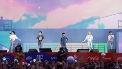 Foto-foto SEVENTEEN di Panggung Lollapalooza Berlin