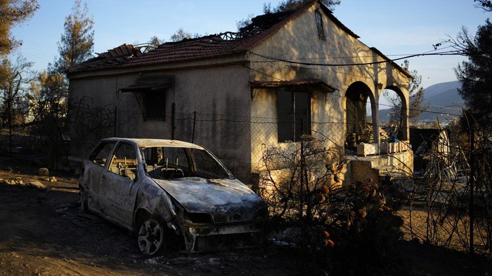 Sisa-sisa Kebakaran Hebat yang Menghanguskan Pinggiran Ibu Kota Yunani The blackened forests around Marathon Lake, which had been burned in a mid-August wildfire, are seen from above about 36 kilometres (22 miles) north of Athens, Thursday, Aug. 22, 2024. (AP Photo/Thanassis Stavrakis)