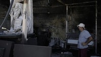 Kebakaran menyambar ke dalam kota dan hanya beberapa kaki dari tempat Ilias membuat batu nisan, patung, dan barang-barang lain yang dibuat sesuai pesanan dari marmer putih. Api membakar generator berisi bensin di bengkelnya, yang terbakar selama dua hari sebelum ia bisa mendekati properti itu. Sebuah patung dada seorang santo Ortodoks Yunani selamat dan sekarang dibaringkan di depan lokasi yang hancur dan tertutup jelaga di pinggiran kota Halandri.