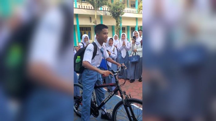 Siswa SMAN 1 Karanganyar Kebumen patungan belikan sepeda teman.