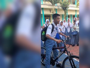 Siswa SMA Kebumen Patungan Belikan Sepeda Teman, Alasannya Bikin Haru
