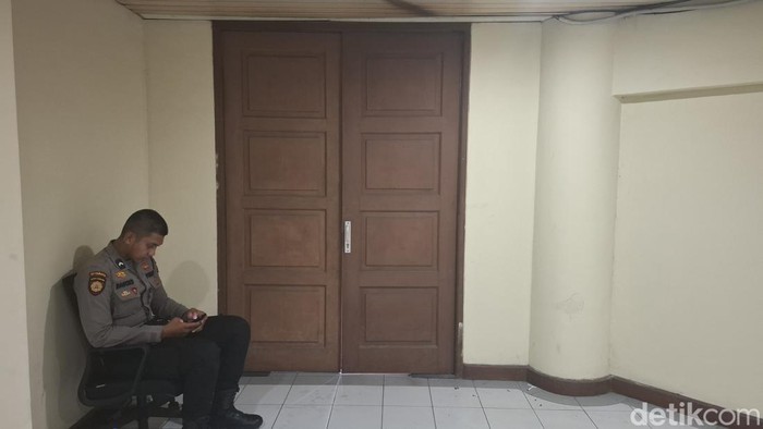 Suasana di depan ruang Sekretariat DPRD Riau saat penggeledahan. (Raja Adil Siregar/detikSumut)