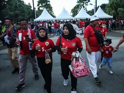 Mayoritas suporter mengenakan jersey berwana merah.