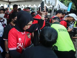 Para suporter menjalani rangkaian pemeriksaan sebelum memasuki stadion.