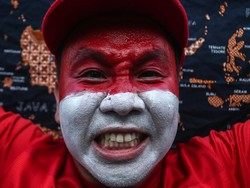 Sebagian dari mereka datang dengan wajah yang sudah dirias dengan warna merah putih.
