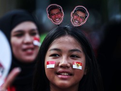 Ada juga suporter yang memakai bando bergambar Pratama Arhan.