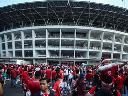 Para suporter berdatangan sejak sore.