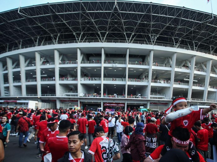 Timnas Indonesia akan menjamu Australia pada matchday kedua Ronde 3 Kualifikasi Piala Dunia 2026 di SUGBK, Jakarta, Selasa (10/9/2024). Para suporter pun memerahkan SUGBK jelang laga tersebut.