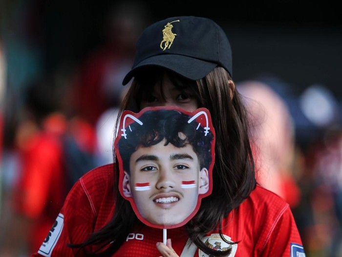 Timnas Indonesia akan menjamu Australia pada matchday kedua Ronde 3 Kualifikasi Piala Dunia 2026 di SUGBK, Jakarta, Selasa (10/9/2024). Para suporter pun memerahkan SUGBK jelang laga tersebut.