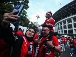 Supoter berswafoto bareng keluarga sebelum memasuki stadion untuk menyaksikan Indonesia vs Australia pada matchday kedua Ronde 3 Kualifikasi Piala Dunia 2026