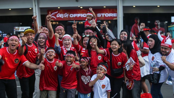 Timnas Indonesia akan menjamu Australia pada matchday kedua Ronde 3 Kualifikasi Piala Dunia 2026 di SUGBK, Jakarta, Selasa (10/9/2024). Para suporter pun memerahkan SUGBK jelang laga tersebut.