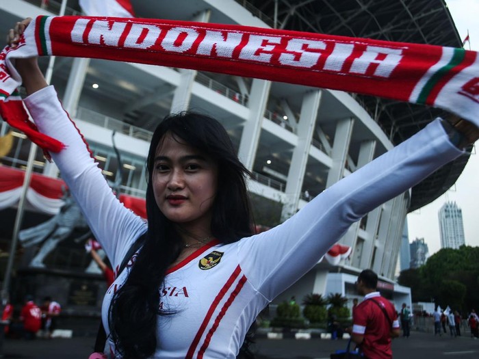 Timnas Indonesia akan menjamu Australia pada matchday kedua Ronde 3 Kualifikasi Piala Dunia 2026 di SUGBK, Jakarta, Selasa (10/9/2024). Para suporter pun memerahkan SUGBK jelang laga tersebut.