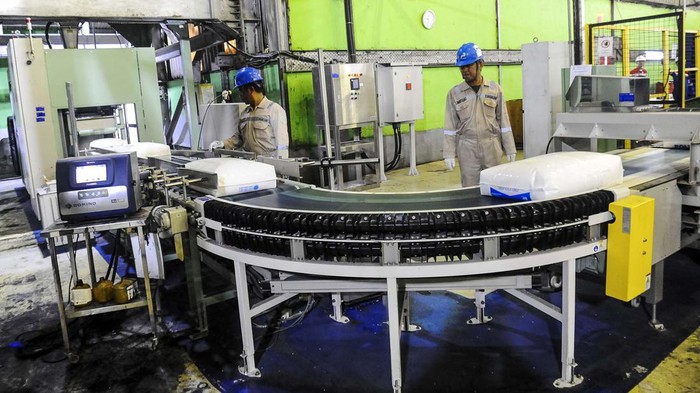 Tak Cuma BBM, Kilang Pertamina Ternyata Juga Produksi Plastik Pekerja mengangkut bahan baku plastik atau polypropylene di Pertamina Rifinery Unit III Plaju, Palembang, Sumatera Selatan, Selasa (10/9/2024). Kilang minyak Plaju merupakan satu-satunya kilang di Indonesia yang dapat memproduksi bahan baku plastik atau polypropylene dari minyak dengan produksi rata-rata per tahun dapat mencapai 45.000 ton bahan baku plastik. ANTARA FOTO/Muhammad Bagus Khoirunas/YU