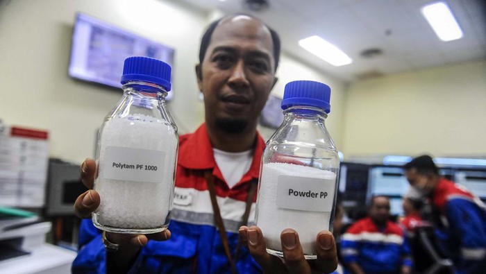 Tak Cuma BBM, Kilang Pertamina Ternyata Juga Produksi Plastik Pekerja mengangkut bahan baku plastik atau polypropylene di Pertamina Rifinery Unit III Plaju, Palembang, Sumatera Selatan, Selasa (10/9/2024). Kilang minyak Plaju merupakan satu-satunya kilang di Indonesia yang dapat memproduksi bahan baku plastik atau polypropylene dari minyak dengan produksi rata-rata per tahun dapat mencapai 45.000 ton bahan baku plastik. ANTARA FOTO/Muhammad Bagus Khoirunas/YU