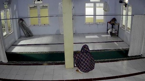 Tangkapan layar video saat HM mencuri uang kotak amal di Musala Bahrun Ulum, Dusun Rasabou, Kecamatan Sape, Kabupaten Bima, NTB, Senin (9/9/2024). (Foto: Istimewa)
