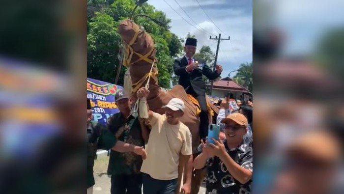 Tangkapan layar video saat Suheri diarak naik replika unta usai dilantik jadi anggota DPRD Asahan. (dok. Istimewa)