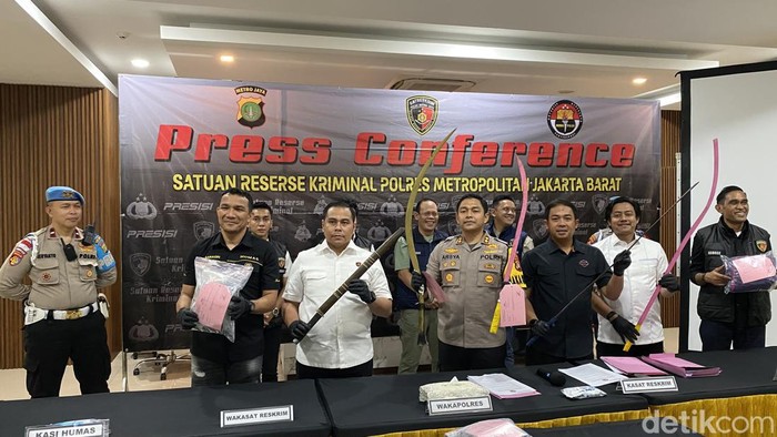 Tawuran di Tomang, Palmerah, Jakarta Barat menewaskan satu orang. Polisi tak menampilkan kedua tersangka karena masih masuk kategori usia anak. (Devi P/detikcom)