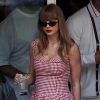 Taylor datang dalam balutan gaun kotak-kotak merah dan putih, sepatu hak wedges cokelat, dan kacamata hitam bergaya 90-an. Pelantun ‘Style’ itu melengkapi penampilannya dengan tas hitam, kalung dan anting emas, serta lipstik merah khasnya. (Foto: Jamie Squire/Getty Images))