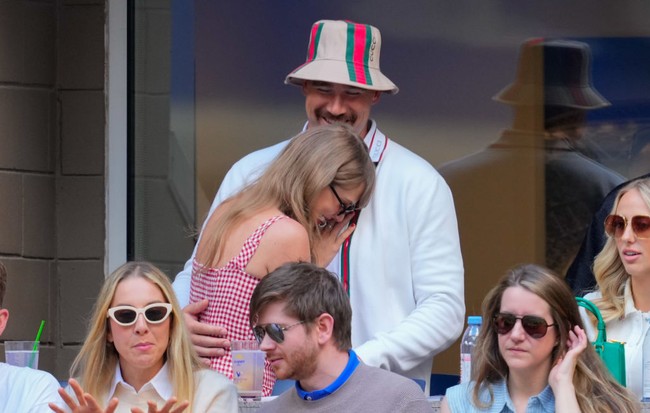 Kedatangan sejoli yang belakangan mendapat julukan ‘power couple’ itu langsung disorot. “In a tennis era,” demikian akun Twitter grand slam tenis tersebut memberi keterangan pada video yang memperlihatkan kemunculan mereka di final tunggal putra, Minggu (8/9/2024). (Foto: Gotham/GC Images)