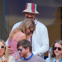 Kedatangan sejoli yang belakangan mendapat julukan ‘power couple’ itu langsung disorot. “In a tennis era,” demikian akun Twitter grand slam tenis tersebut memberi keterangan pada video yang memperlihatkan kemunculan mereka di final tunggal putra, Minggu (8/9/2024). (Foto: Gotham/GC Images)