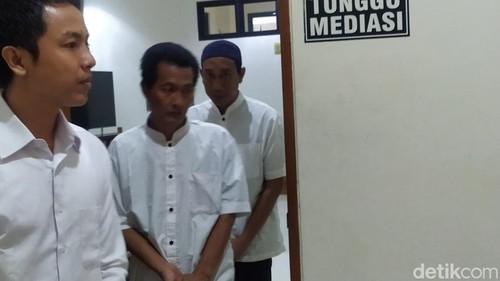 Ketiga terdakwa kasus penyelundupan sabu-sabu saat digiring petugas di PN Negara, Selasa (19/9/2024). (I Putu Adi Budiastrawan/detikBali)