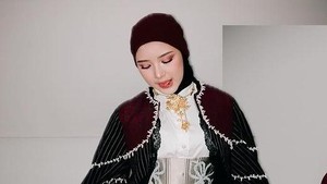 Manggung di Aceh, Tiara Andini diwajibkan untuk mengenakan hijab. Foto: Instagram Tiara Andini