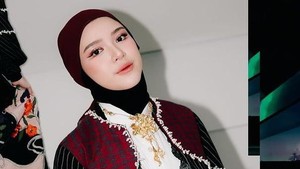 Tiara Andini cantik dengan gaun modern dan aksesoris berwarna emas. Foto: Instagram Tiara Andini