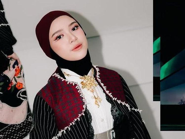 Potret Tiara Andini Cantik Berhijab Nyanyi di Pembukaan PON 2024