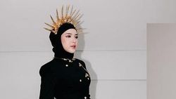 Potret Tiara Andini Cantik Berhijab Nyanyi di Pembukaan PON 2024