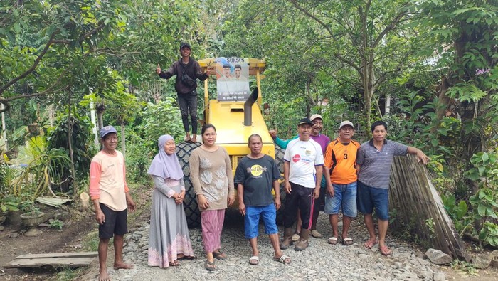 Tim Gerak Cepat Paslon Sukses melakukan perbaikan jalan.
