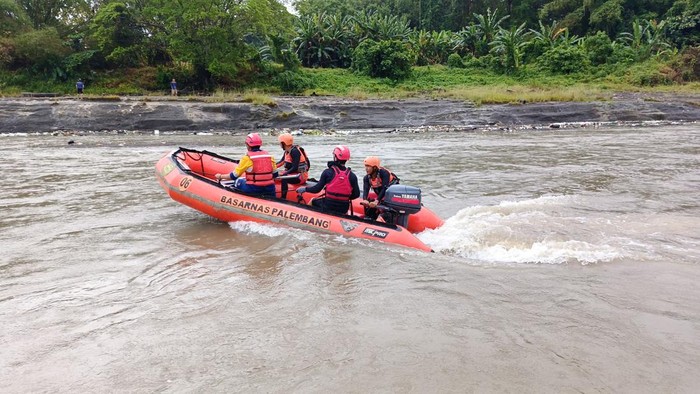 Tim SAR gabungan lakukan pencarian terhadap bocah hilang di sungai Lematang Lahat.