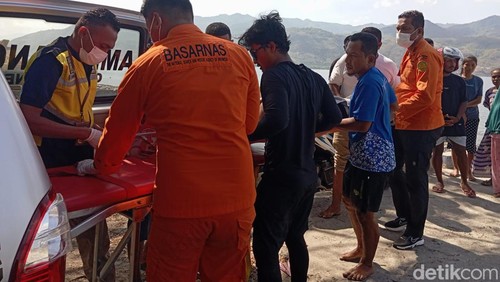 Tim SAR gabungan mengevakuasi WNA asal China yang pingsan seusai menyelam di perairan Desa Alor Kecil, Kecamatan Alor Barat, NTT, Selasa (10/9/2024). WNA itu dinyatakan meninggal oleh tim medis RSUD Kalabahi. (Dok. Kantor SAR Maumere)