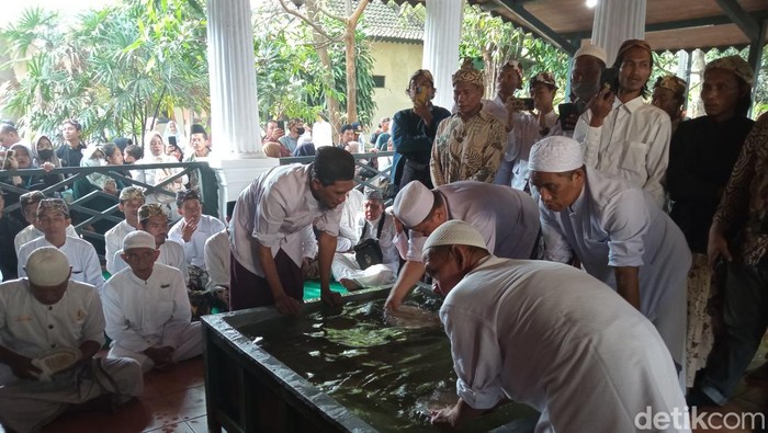 Tradisi siraman panjang di Keraton Kasepuhan Cirebon