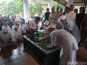 Siraman Panjang Keraton Kasepuhan: Penyucian Pusaka Berusia 6 Abad