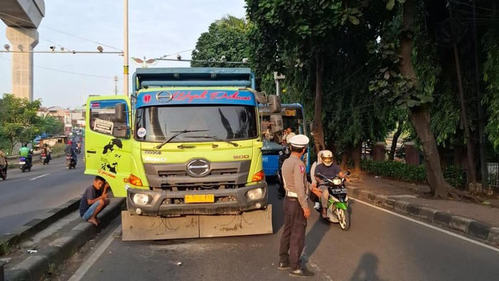 Truk Muatan Pasir Mogok di Pasar Jumat Arah Ciputat, Lalin Padat