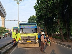 Truk Muatan Pasir Mogok di Pasar Jumat Arah Jakarta, Lalin Padat