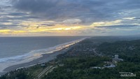 Pantai dan langit yang indah.