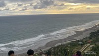 Suasana di Bukit Paralayang menjelang senja.