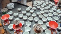 Mencicipi kopi Ethipia yang disuguhkan secara tradisional.