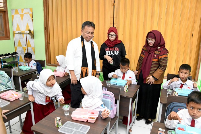 Uji coba program makan siang bergizi di Sumedang.