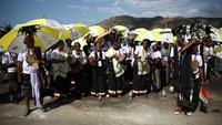 Para umat katolik menunggu Paus Fransiskus di Esplanade of Taci Tolu, Dili, Timor Leste, Selasa (10/9/2024). REUTERS/Guglielmo Mangiapane