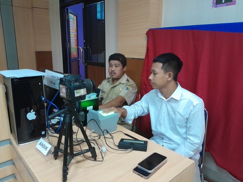 Warga mengurus administrasi dan kependudukan di Dindukcapil Demak lantai satu