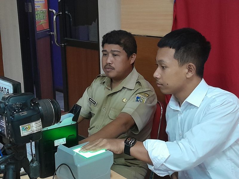 Warga mengurus administrasi dan kependudukan di Dindukcapil Demak lantai satu