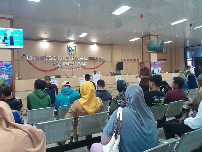 Warga mengurus administrasi dan kependudukan di Dindukcapil Demak lantai satu